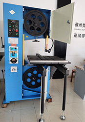 <a href=http://www.xxwtl.cn target=_blank class=infotextkey>立式鋸床</a>是國際普遍且工業發展不可缺少的實驗解剖機，一般金屬材料的切斷、凡鋸刃所及的地方都可以做切斷